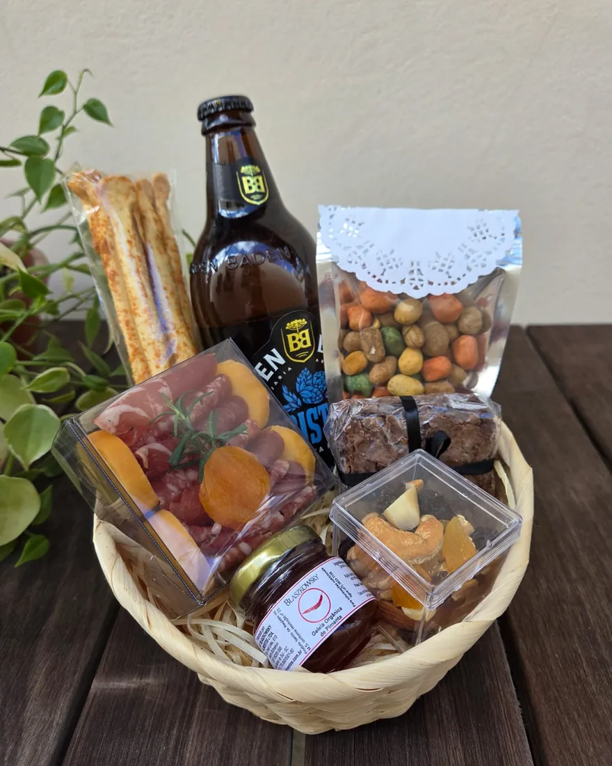 Box com cerveja e petiscos